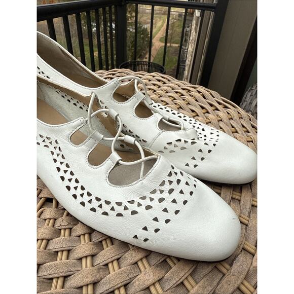 VANELI Slip-on Oxfords Womens 9 SS Narrow White Soft Leather Low Heels Cut Out - Picture 5 of 16